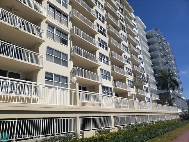 Building Photo - 511 Bayshore Dr