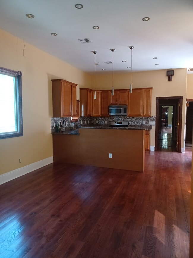 living room /kit - 3015 Saint Peter St