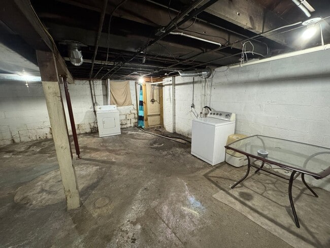Building Photo - For Rent – Pet-Friendly 2 Bed, 1 Bath Town...