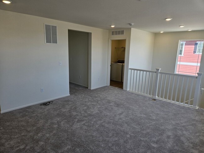 Building Photo - 5 Bed 3.5 Bath Home with a park and Commun...