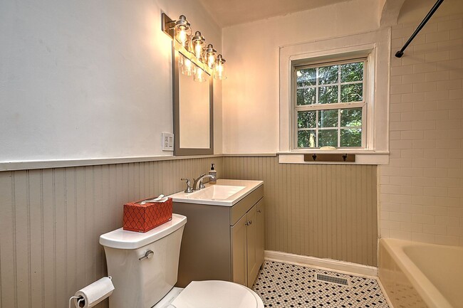 Building Photo - 608 Forest St