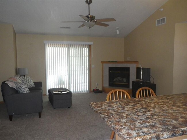 Building Photo - $1,125 | 2 Bedroom, 1 Bathroom Condo | No ...