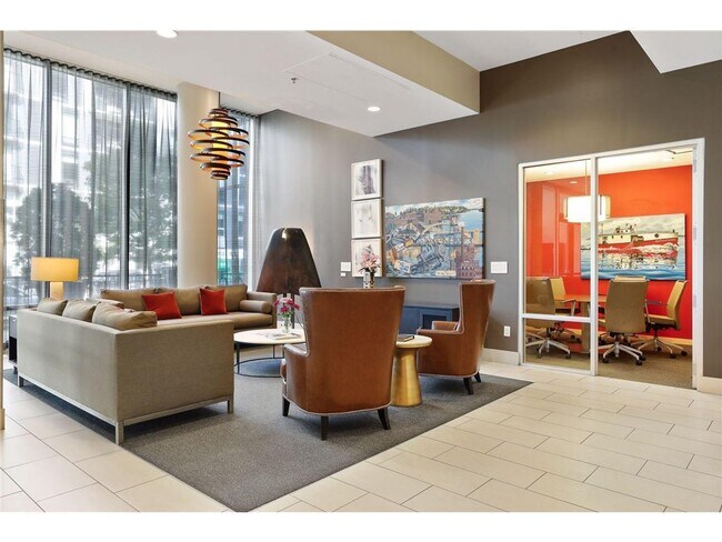 Building Photo - 215 10th Ave S