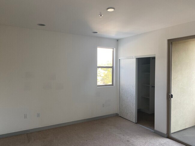 Building Photo - 1008 N Monterey St