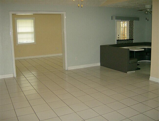 Building Photo - 5815 Farwell Dr