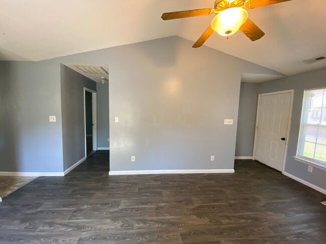 Building Photo - Affortable 2 BEDROOM 2 BATHROOM