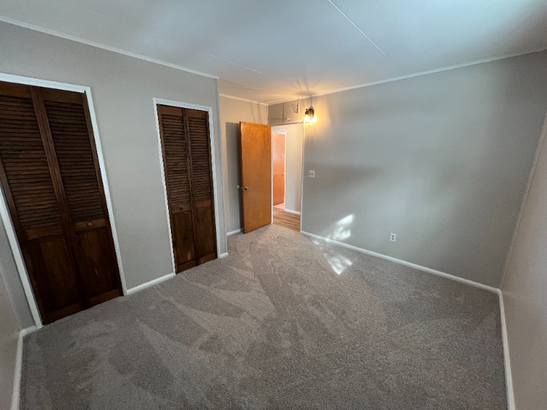 Building Photo - 209 Iroquois St