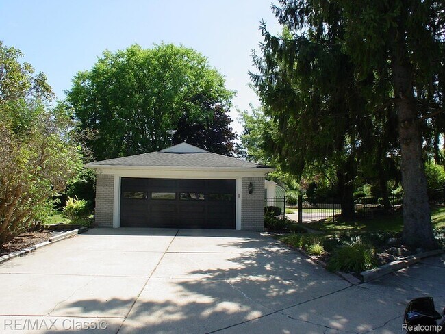 Building Photo - 47605 Powell Rd