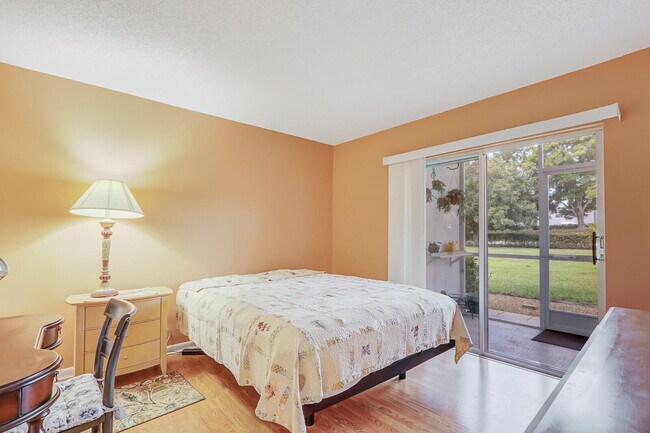 Building Photo - 18081 SE Country Club Dr