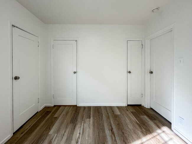 Building Photo - Bright & Stylish Apartment at 39th & Denke...