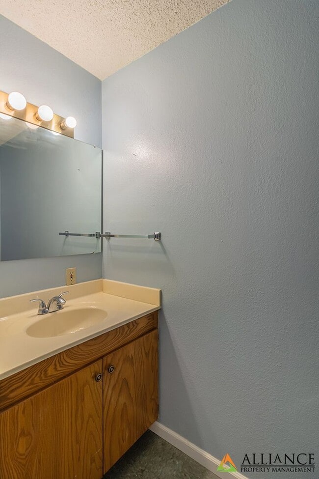 Building Photo - Spacious Rooms & Newer Carpet ~ Close to D...