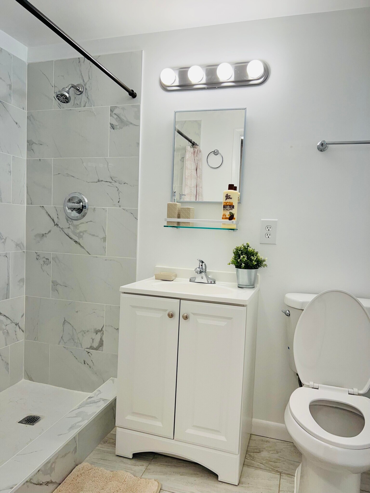 Building Photo - 1405 Pleasant Valley Dr