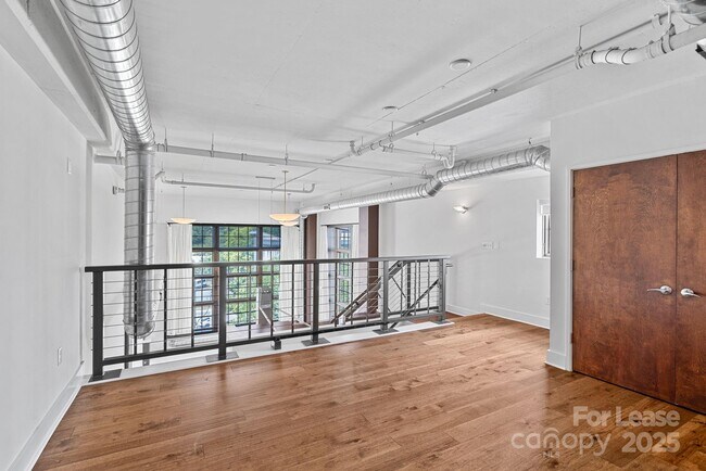 Building Photo - 715 N Graham St