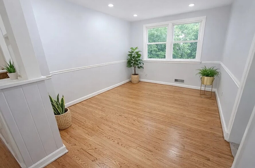 Building Photo - 855 Reverdy Rd