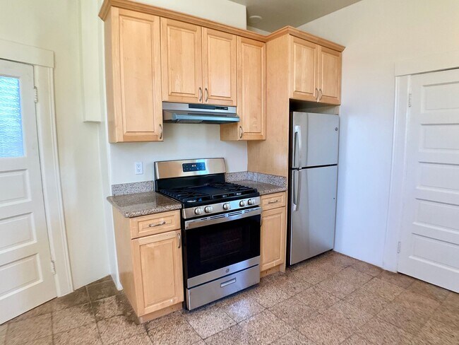 Building Photo - TOP FLOOR 4/2. In-Unit Laundry! Dishwasher...