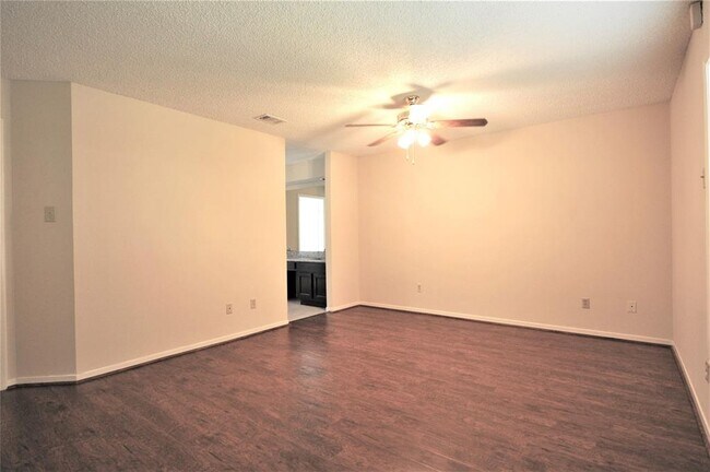 Building Photo - 2115 Braesmeadow Ln