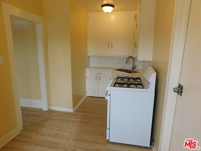 Building Photo - 616 W 58th St