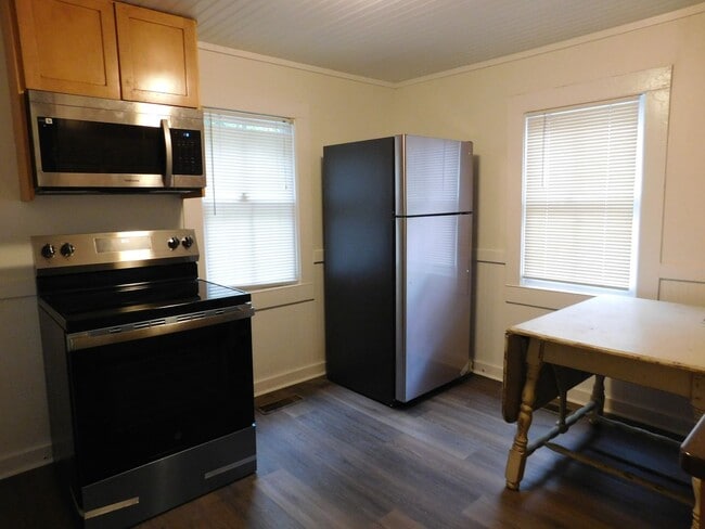 Building Photo - 611 Johnson St