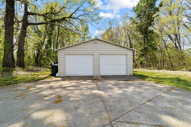 Building Photo - Spacious 3 Bedroom, 2 Bath with huge livin...