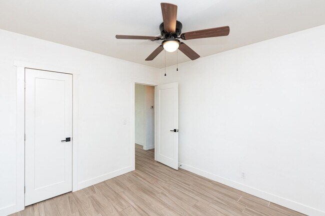 Building Photo - 114 E Elliot Rd