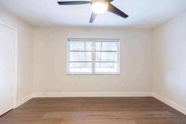 Building Photo - 114 S Lakeside Dr