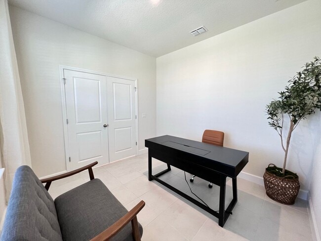Building Photo - Gorgeous Furnished Home in Winter Garden!