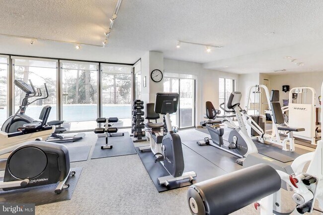 Building Photo - 1101 S Arlington Ridge Rd