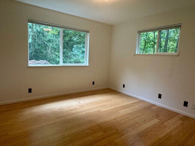 Building Photo - Winslow mid-century rambler....refreshed and ready to call home