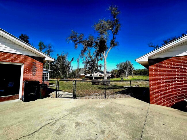 Building Photo - 102 S Claire Dr