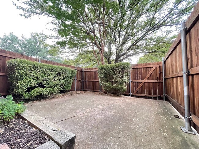 Building Photo - Cozy Townhome Minutes to the Chisholm Trai...