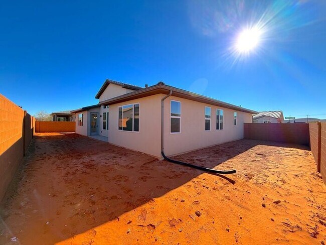 Building Photo - New 3 bed, 2.5 bath with 2 car garage home