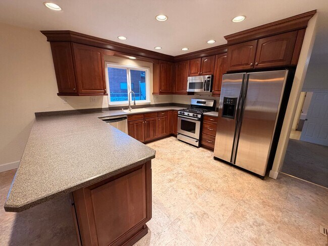 Building Photo - Large (5) bedroom home in a well established Anchorage neighborhood!