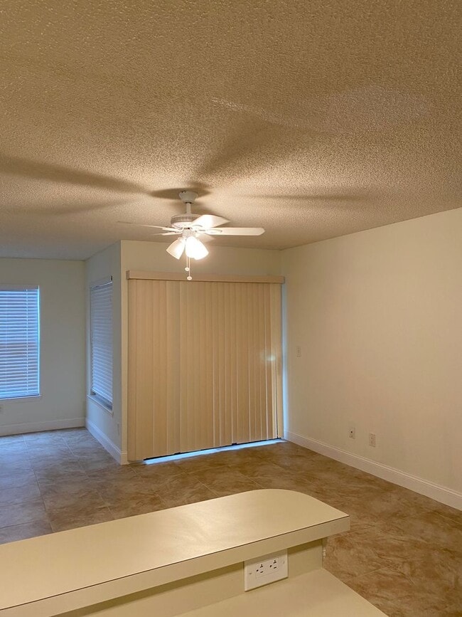 Building Photo - Lush Tropical Condo in North Naples