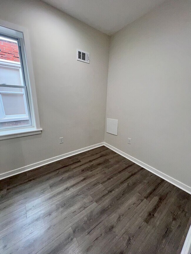 Building Photo - Newly Renovated 3-Bedroom Townhouse in Wes...