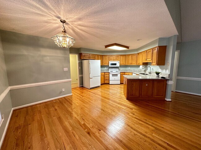 Building Photo - 1611 Majesty Dr