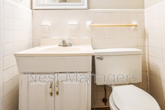 Building Photo - 828 Pilot Ave