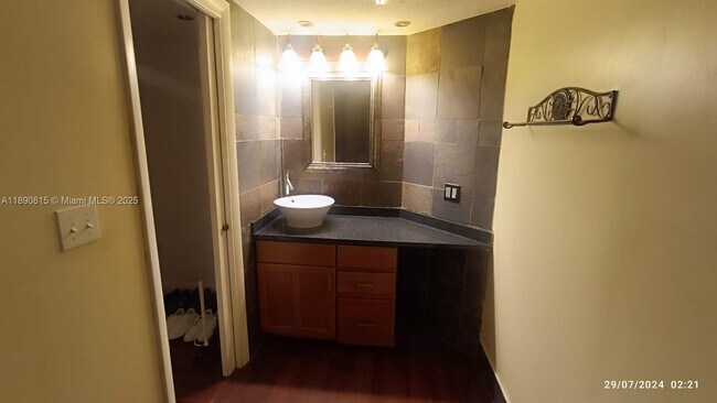 Building Photo - 2850 N Oakland Forest Dr