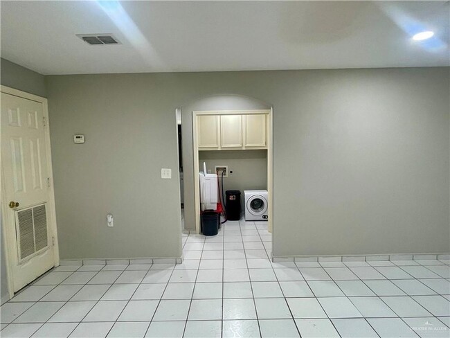 Building Photo - 144 Redwood Rd