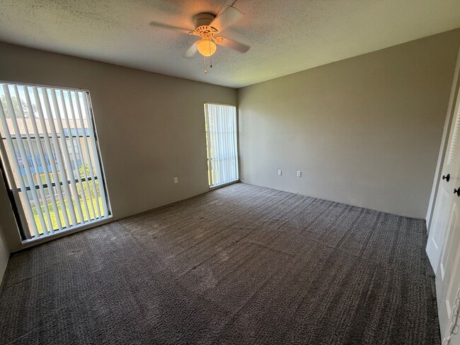Building Photo - * MOVE IN SPECIAL * 1/2 OFF 2ND MONTH'S RENT!! Spacious 876 SF Unit - 2 bd / 1 ba near UF - Brand...