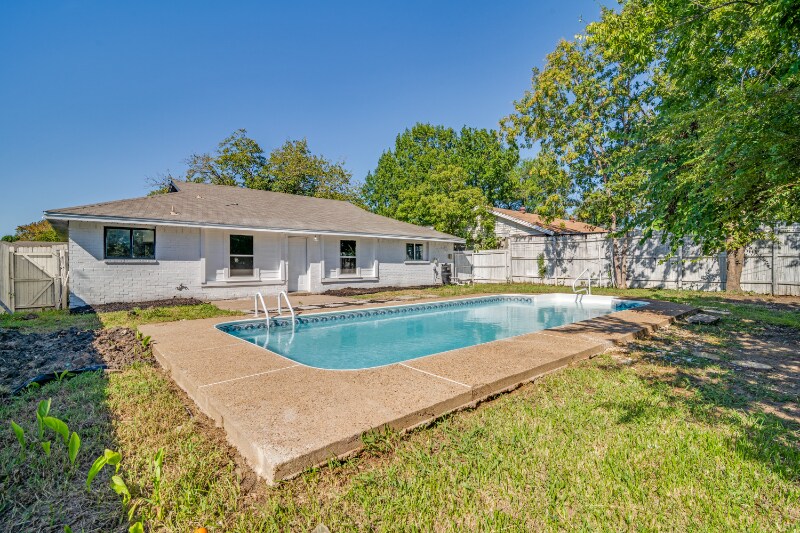 Building Photo - 1622 Hillwood Dr