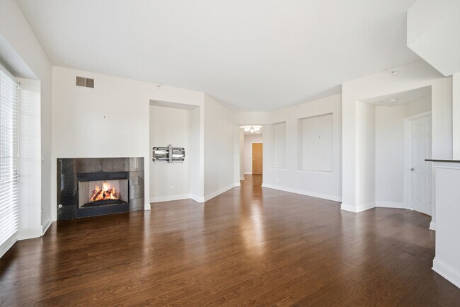 Building Photo - 2700 Summit Dr