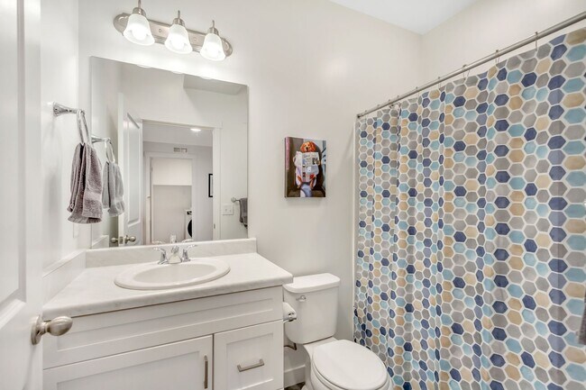 Building Photo - Spacious 3 Bed 2 Bath Condo in Sandy!