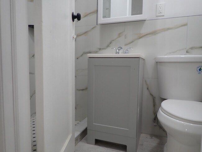 Building Photo - 663 E 94th St