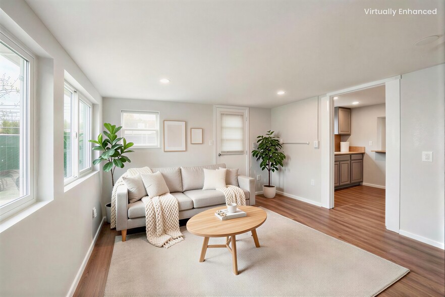 Building Photo - 1842 E Victoria Ave