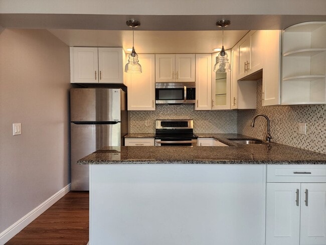 Building Photo - Updated 3 Bedroom Townhome in Great Area!