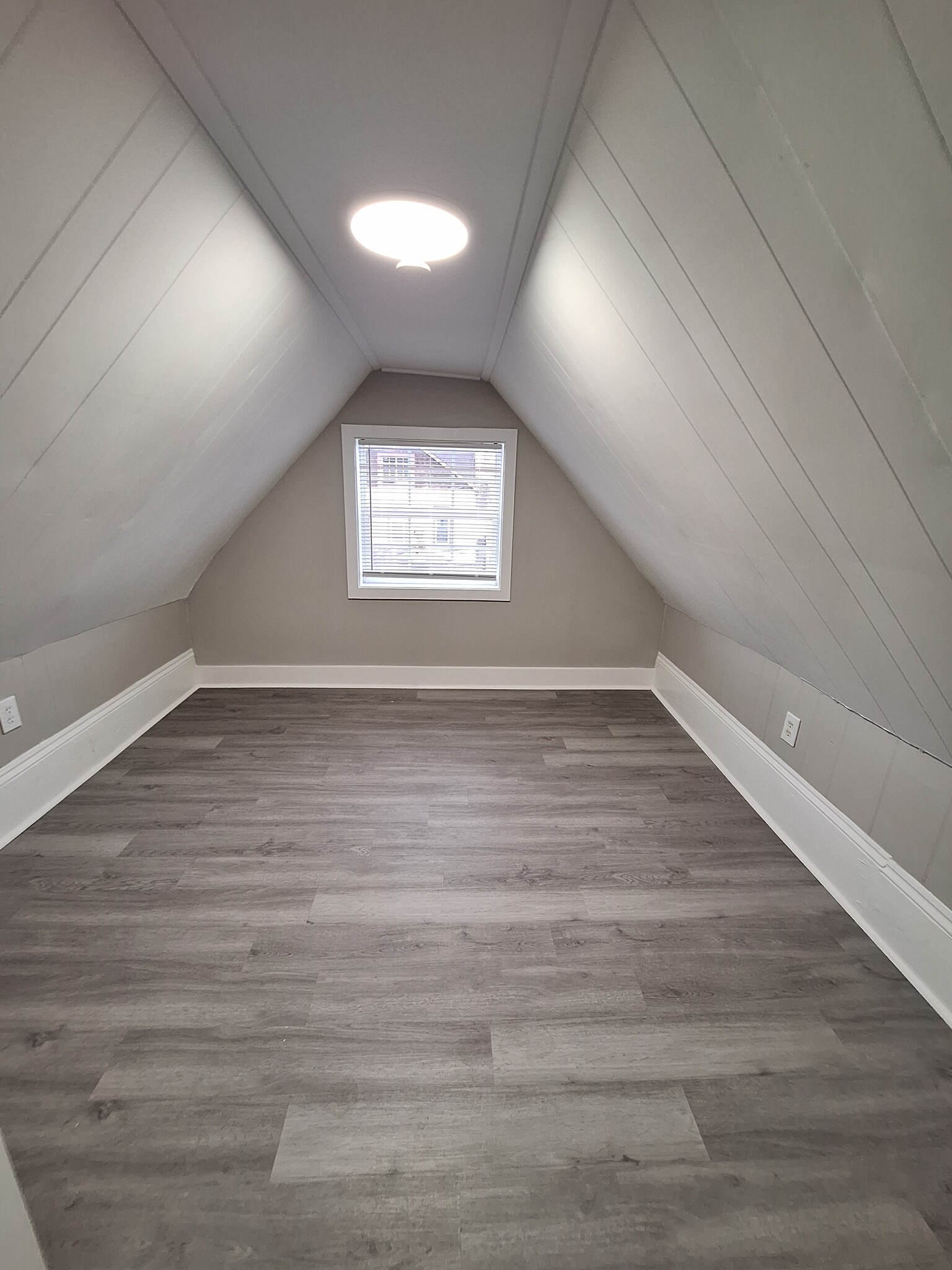 Building Photo - 627 E 2nd Ave