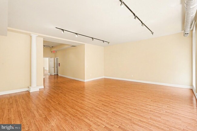Building Photo - 338 N Charles St