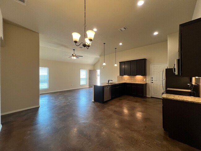 Building Photo - Luxury 3/2 duplex in great New Braunfels N...