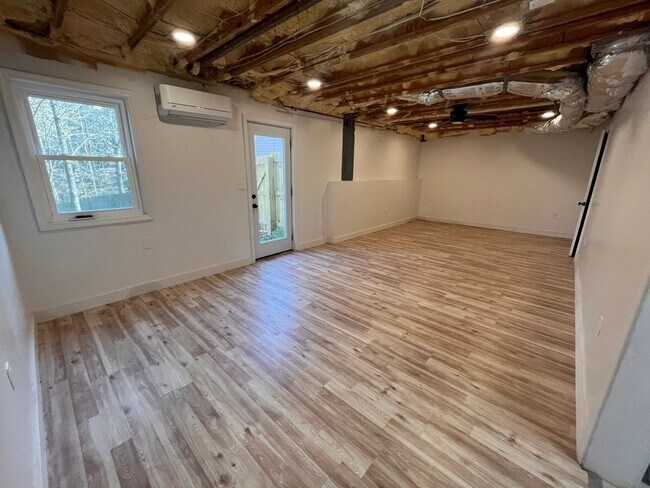 Building Photo - 925 Dogwood Park Dr