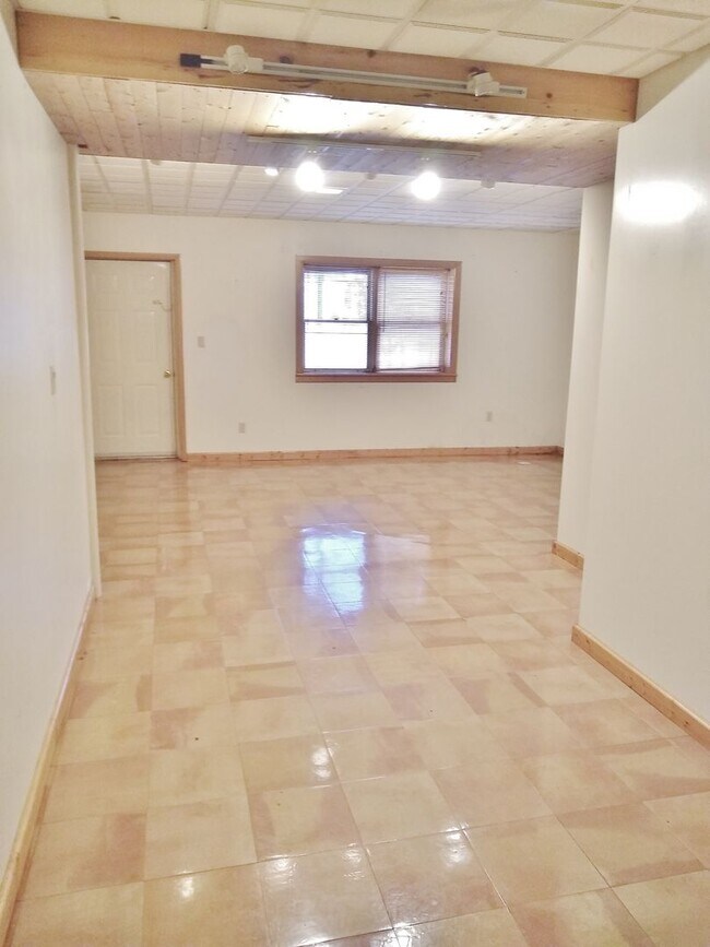 Building Photo - 2 Bed / 1-1/2 Bath Single Family Home Townhome